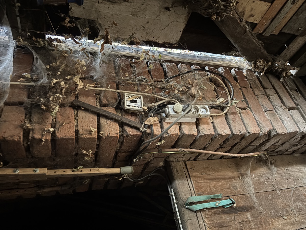 Cihly spojené hlínou a elektro freestyle